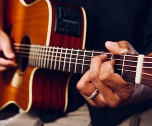 Les étapes à suivre pour apprendre à jouer à la guitare