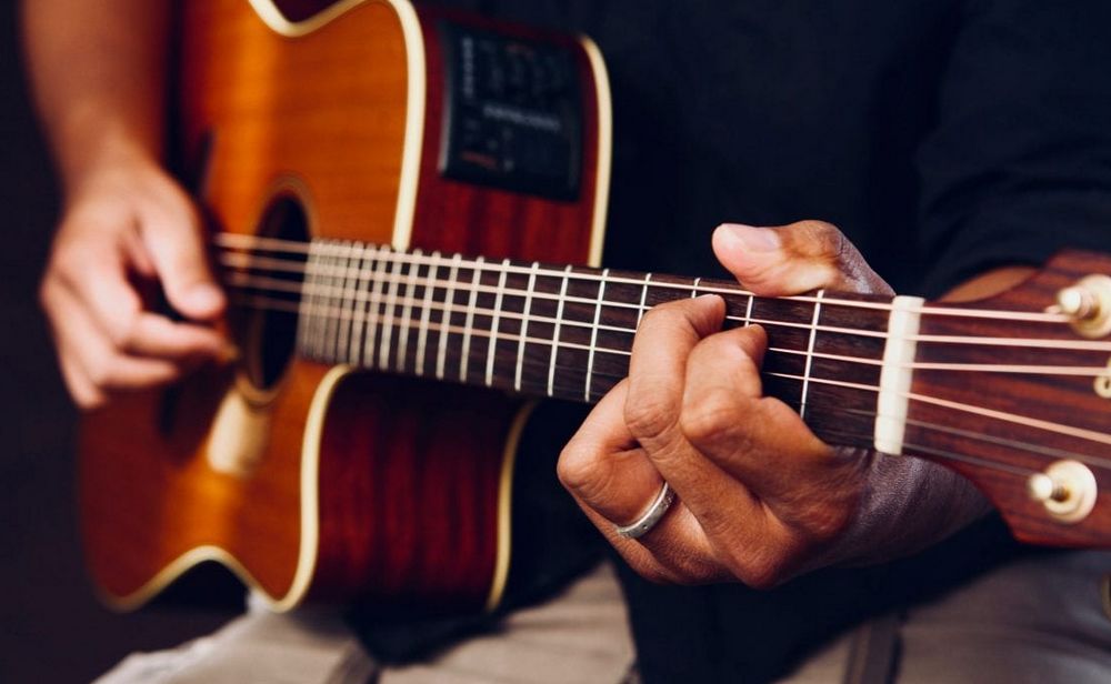 Les étapes à suivre pour apprendre à jouer à la guitare