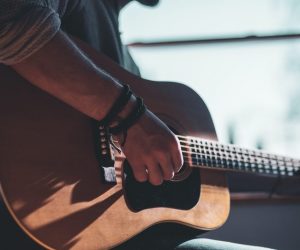 Débuter la guitare seul, est-ce que c’est possible ?