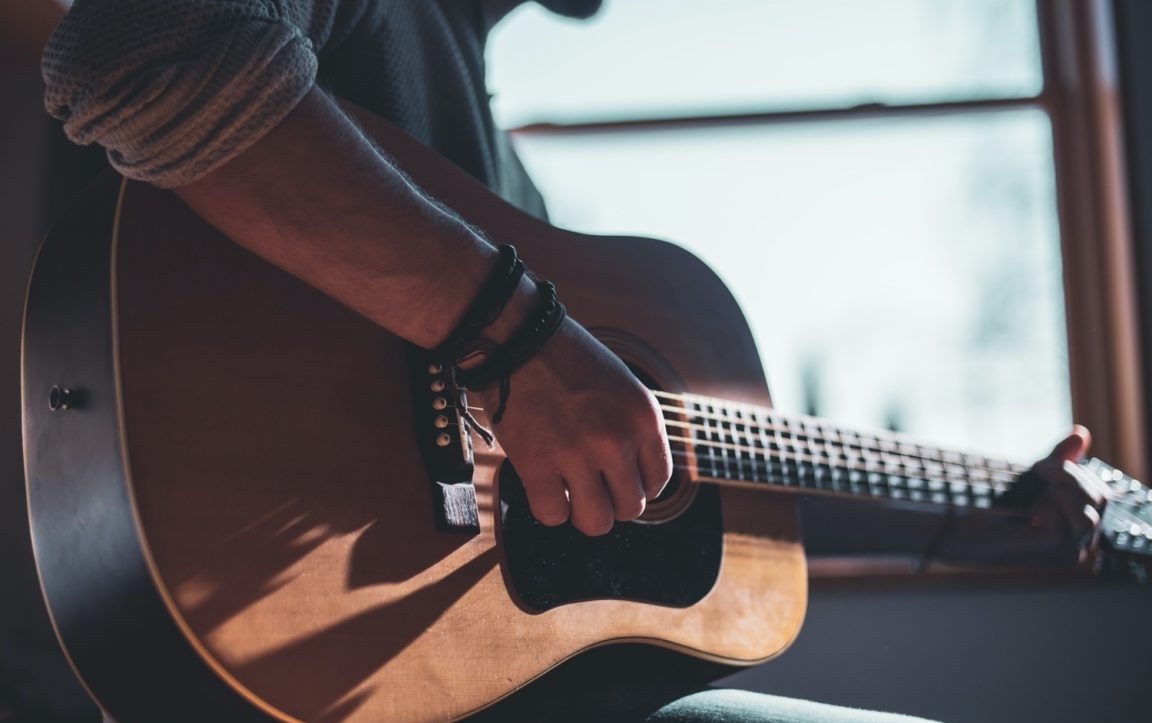 Débuter la guitare seul, est-ce que c’est possible ?